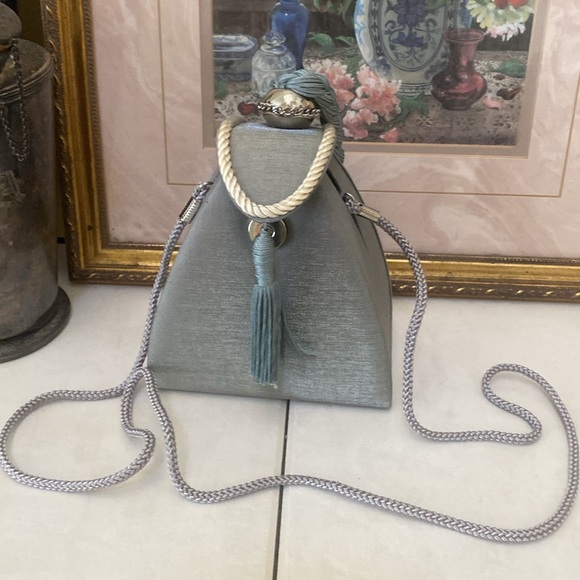 Triangular grey satin organza evening bag with tassel - Picture 3 of 6